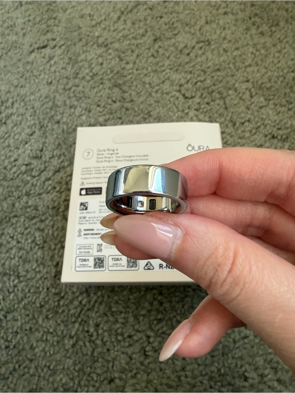 Oura Ring 4 Smart Ring — Silver Size 7 - Picture 3 of 7